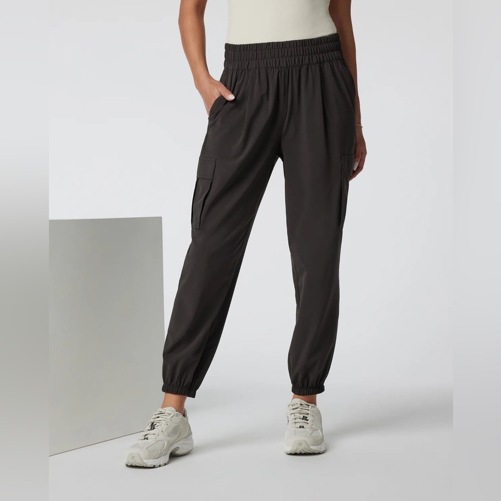 Vuori Women's Villa Cargo Jogger in Dark Java - Size S